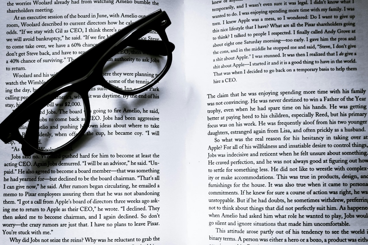 livro e oculos